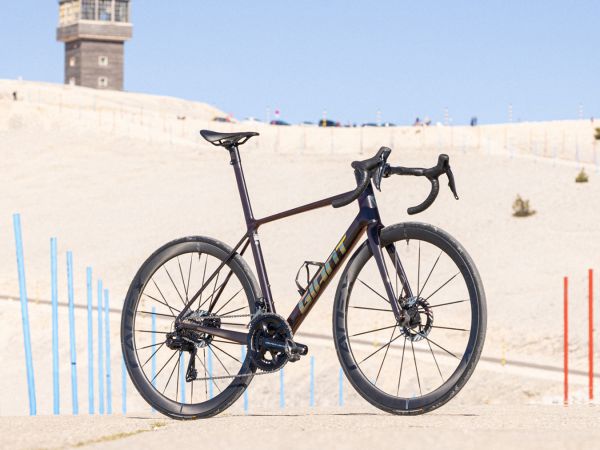 Le vélo route Giant TCR Advanced SL 0 Dura-ace remporte le match des vélos de grimpeur sur le Mont Ventoux.